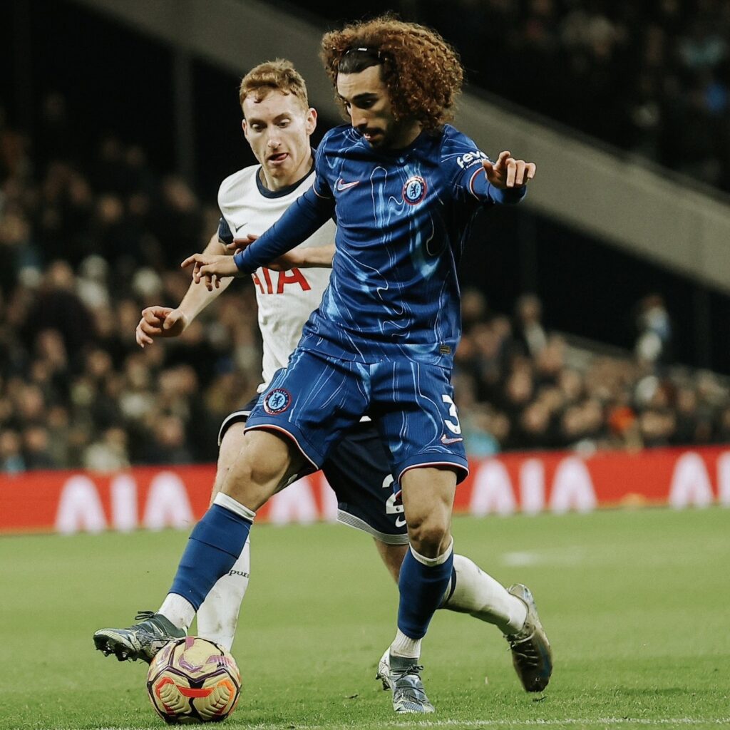 Cucurella en el derbi inglés con botas de Puma
